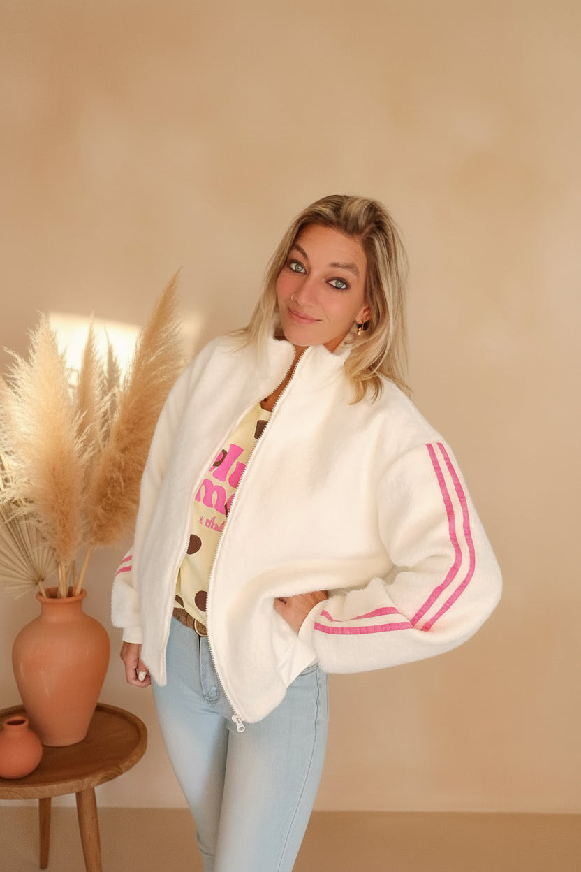 Damen Jacke weiß mit pinken Streifen, Frontansicht geöffnet, Pampas-Gras Boho-Deko

