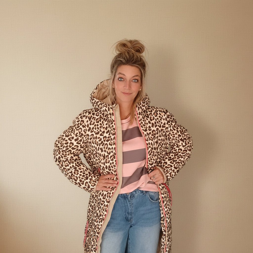 Langer Leo-Steppmantel Beige offen – Zwillingsherz, Styling mit Streifenpullover und Jeans