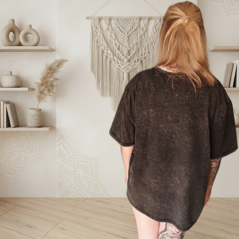 Rückansicht eines dunkelgrauen, oversized Baumwoll-Shirts von SK-Style & Kompetenz im Boho-Luxe Stil.