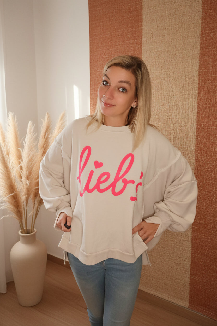 Lieb's Pullover Damen Creme – Frontansicht Hände in Hüften lächelndes Model Boho Interior