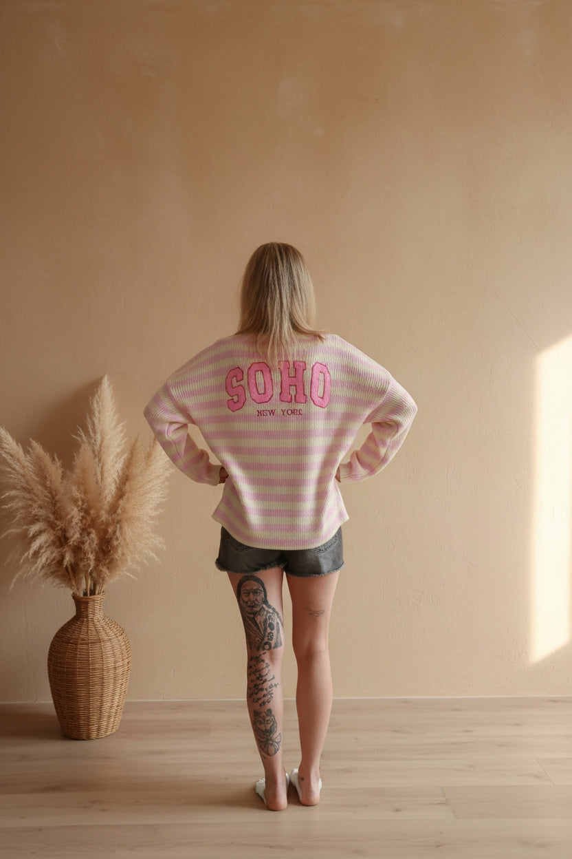 Strickjacke Damen Rückenansicht SOHO New York Statement-Print rosa-pastellgelb Streifen