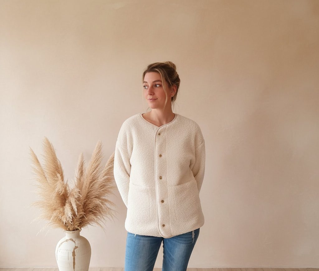 Teddyjacke Damen Weiß mit Herzdetail – Seitliche Ansicht