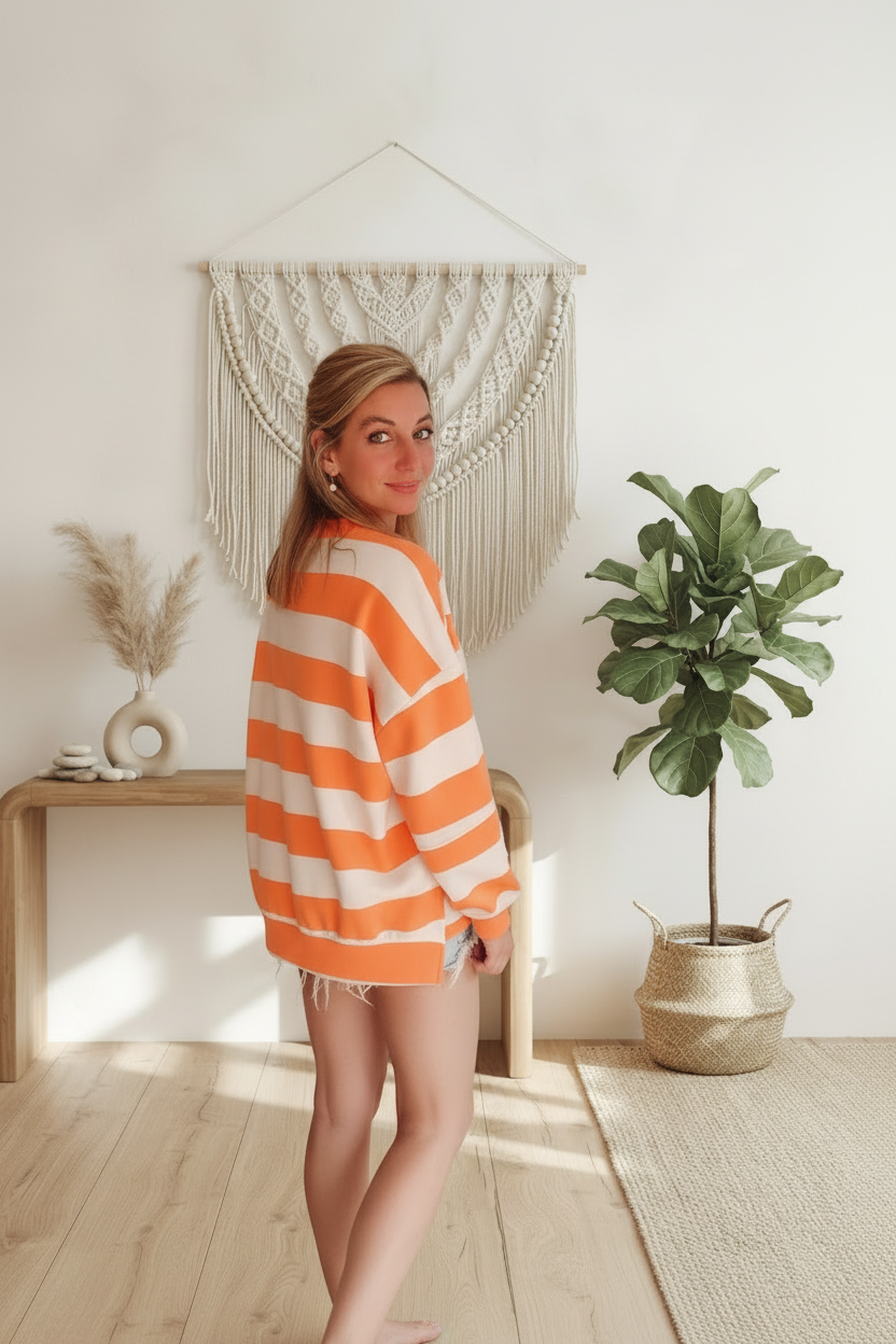 Boho-Luxe gestreiftes Oversize-Oberteil in Orange und Weiß aus weichem Stoff.