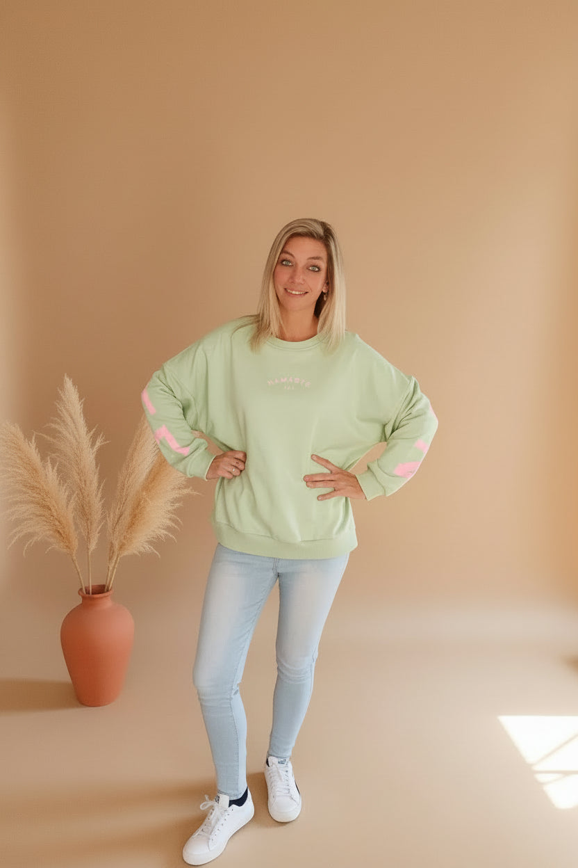 Namaste Sweater Mint Rosa – Oversized Boho Pullover mit rosa Schriftzug, kombiniert mit heller Jeans