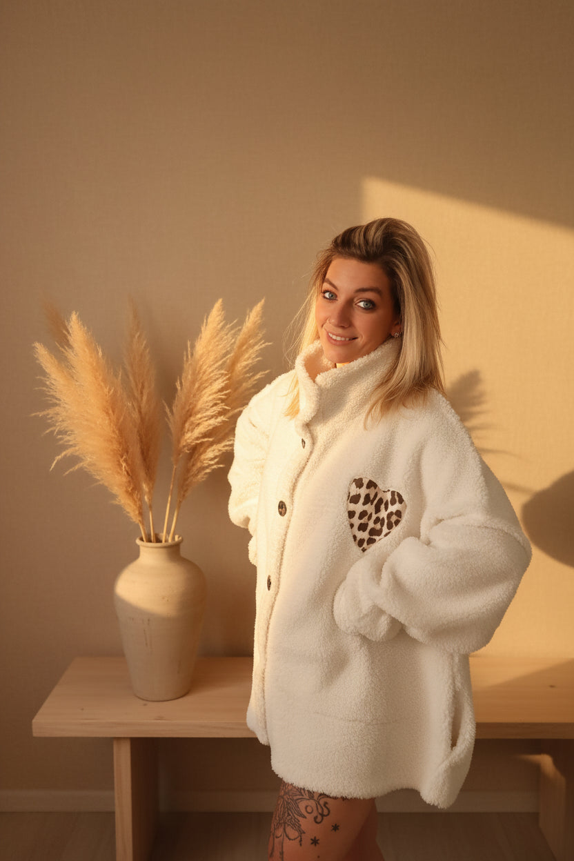Teddy-Jacke kombiniert mit Glitzer-Shorts – Boho-Luxe-Outfit Herbst