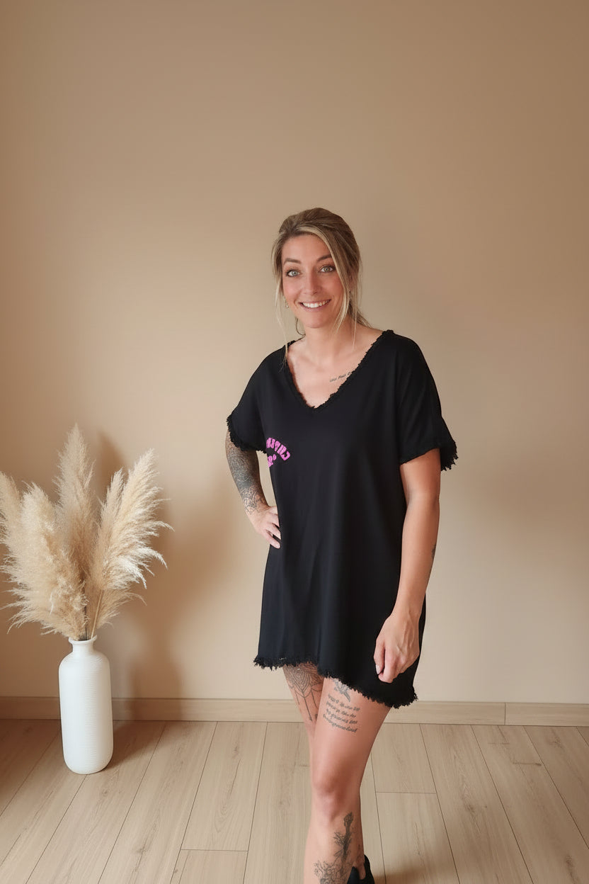Schwarzes Boho-Luxe Minikleid aus weichem Stoff mit V-Ausschnitt und pinkem Print.