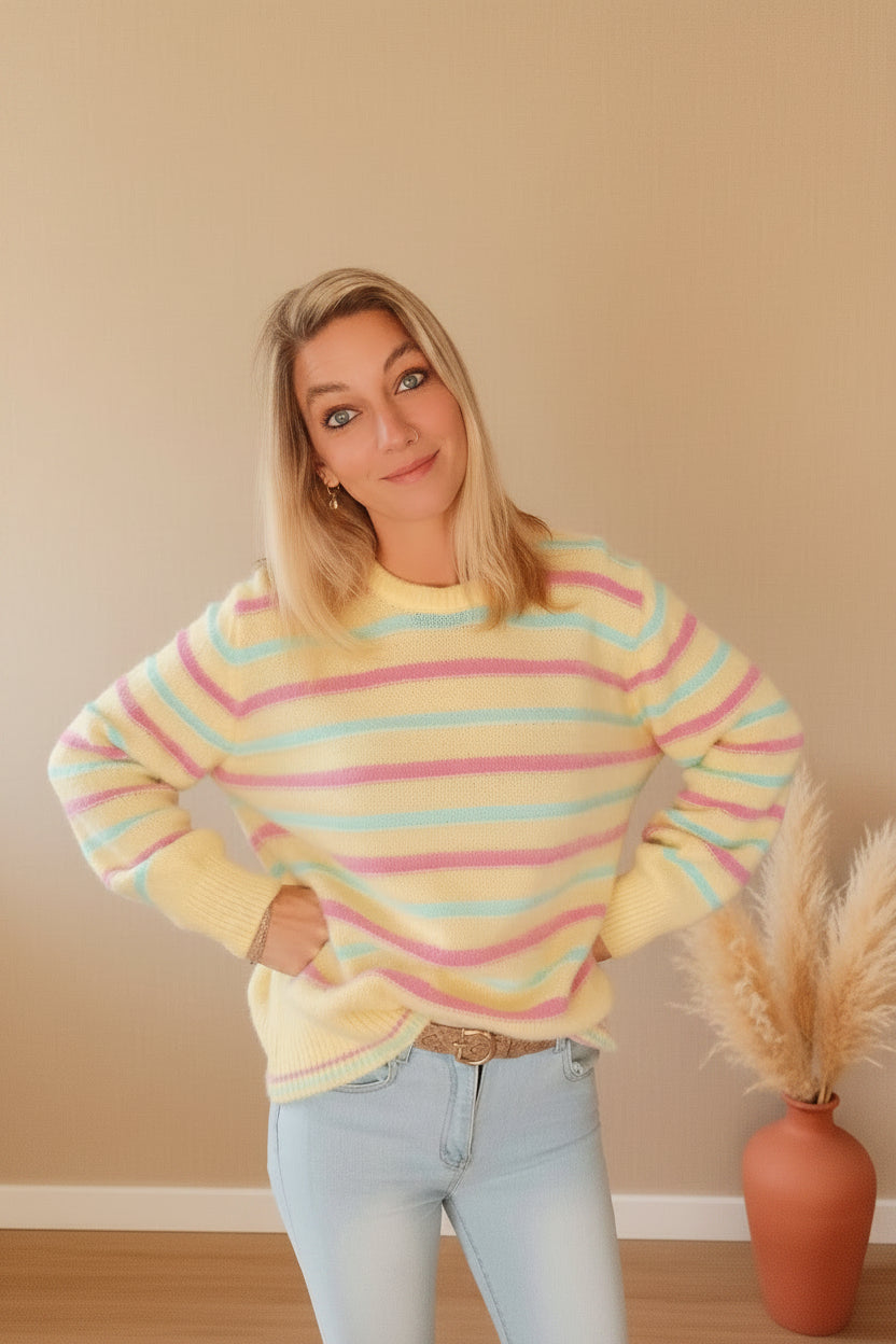 Boho-Luxe Damenpullover aus weichem Strick in Gelb mit rosa und blauen Streifen.
