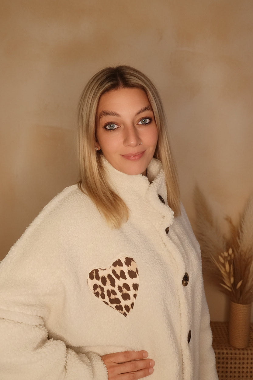 Teddy-Jacke cremeweiß mit Leo-Herz-Patch – Ganzkörper Frontansicht – SK-Style & Kompetenz