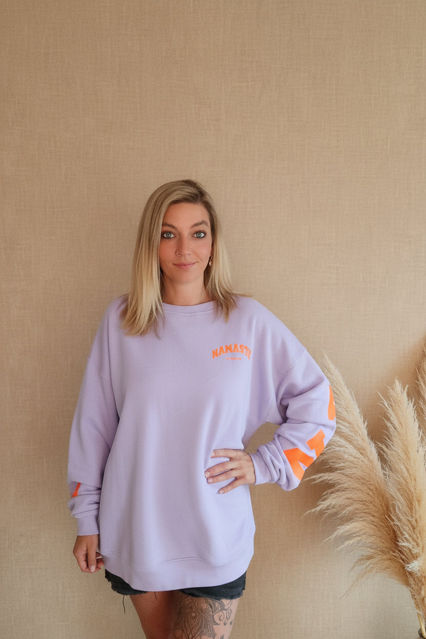 Namaste Oversize Sweatshirt Damen Lila – Frontansicht mit orangefarbenem Print und Pampas-Gras