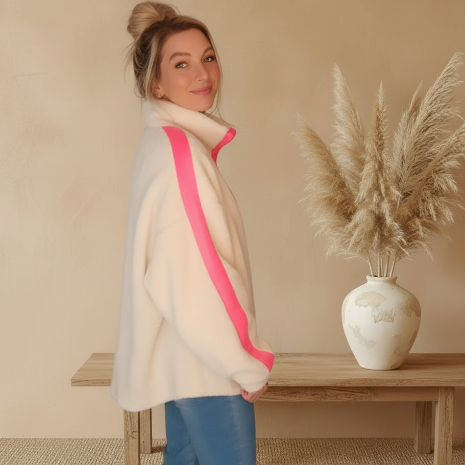 Seitenansicht Teddy Sweater Damen Weiß mit neonpinken Ärmelstreifen