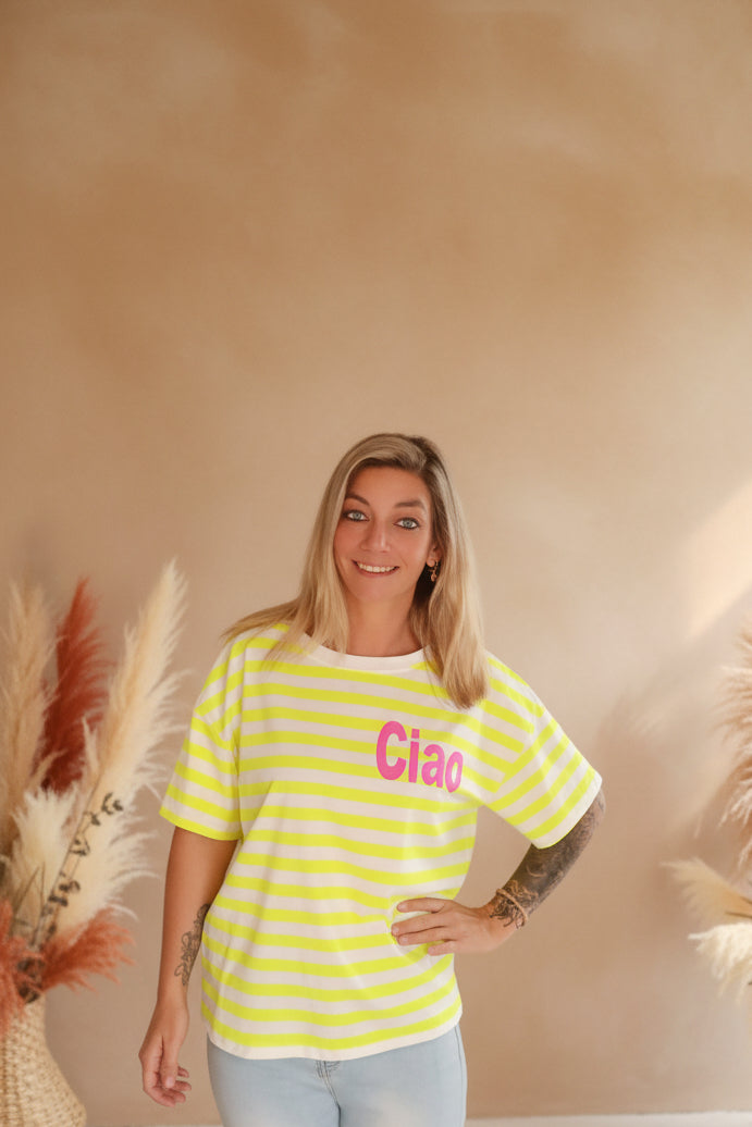 Gelb-weiß gestreiftes Boho-Luxe T-Shirt mit pinkem Ciao-Schriftzug aus Baumwolle.