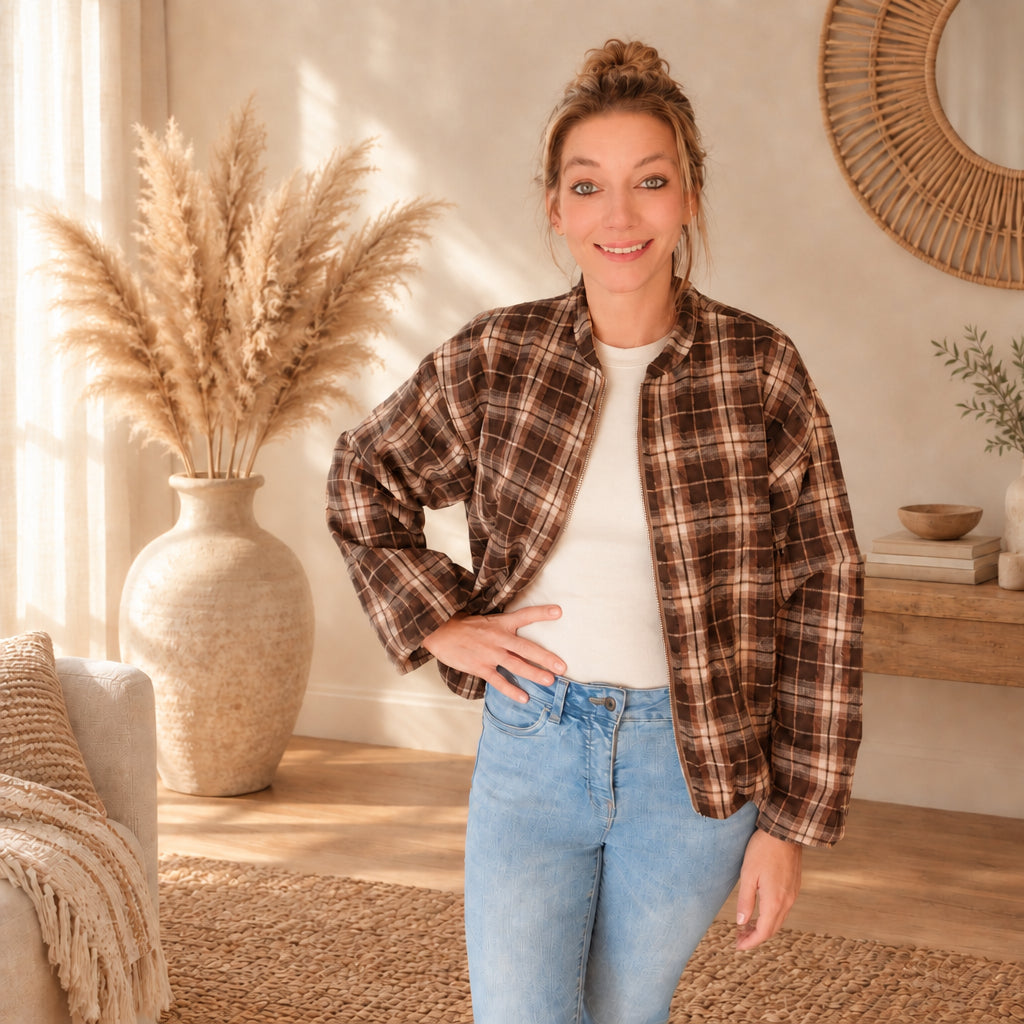 Braun-beige karierte Damenjacke mit Reißverschluss, Frontansicht mit Händen in den Taschen