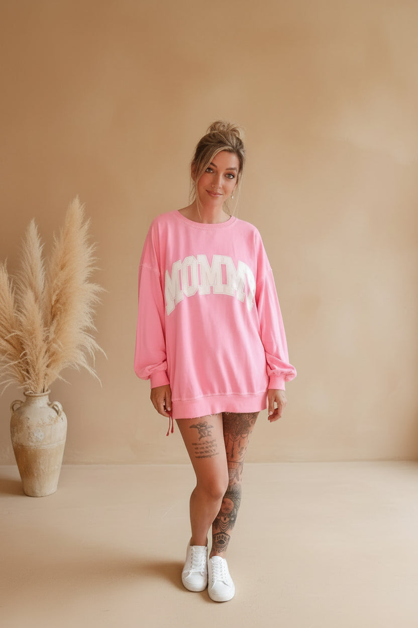 Rosa Boho-Luxe Oversize-Sweatshirt mit weißem MOMMA-Print aus weichem Baumwollstoff.