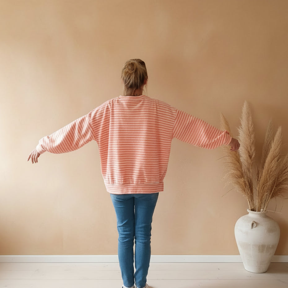 Peachweißes Damen Sweatshirt mit feinen Querstreifen, Rückansicht mit ausgebreiteten Ärmeln