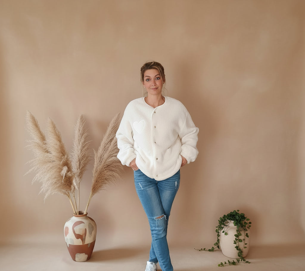 Teddyjacke Damen Weiß mit Herz – Seitlicher Blick über Schulter Boho