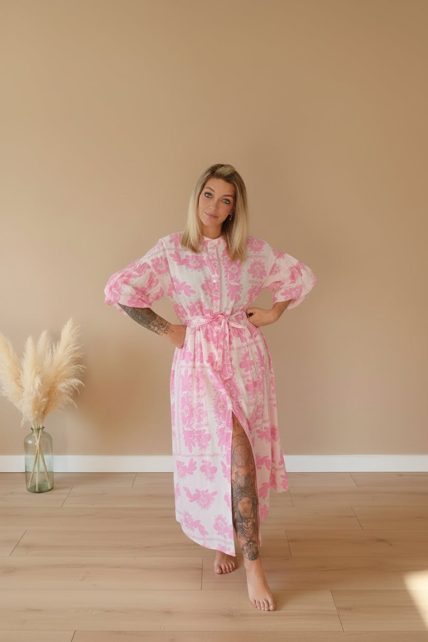 Blossom Kleid Rosa – Selbstbewusste Pose, rosa Blumenkleid Midi mit Puffärmeln und Schlitz, Damen Fashion