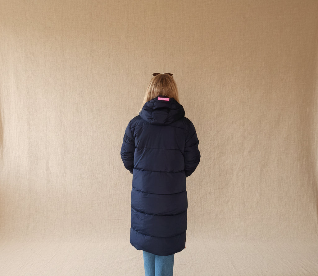 Langer Wintermantel Damen Navy – Rückenansicht mit Zwillingsherz-Label
