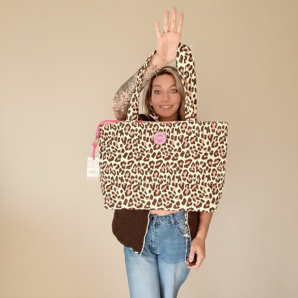 Shopper Leo Allover Beige von Zwillingsherz – winkender Lifestyle-Shot, zeigt Größe der Tasche