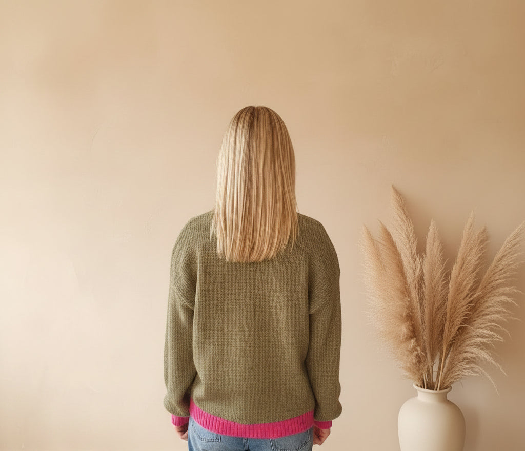 Olivgrüner Zwillingsherz Pullover mit pinkem Saum und Ärmelbündchen, Rückansicht am Model