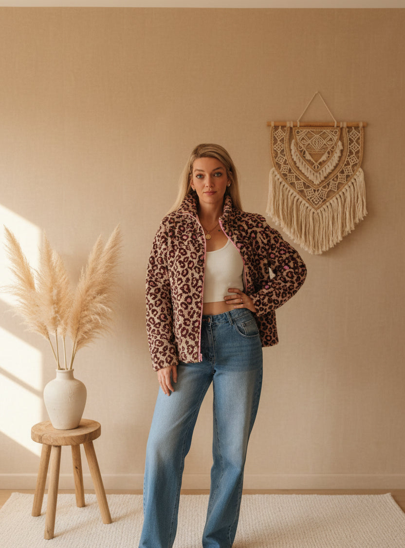 Nahaufnahme einer braun-beigen Leo-Jacke mit Animal-Print, Reißverschluss und Stehkragen.