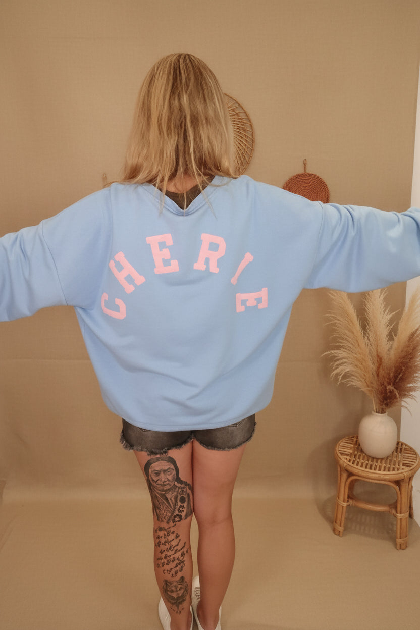 CHERIE Oversized Sweatshirt Hellblau – Rückansicht mit rosa CHERIE-Print