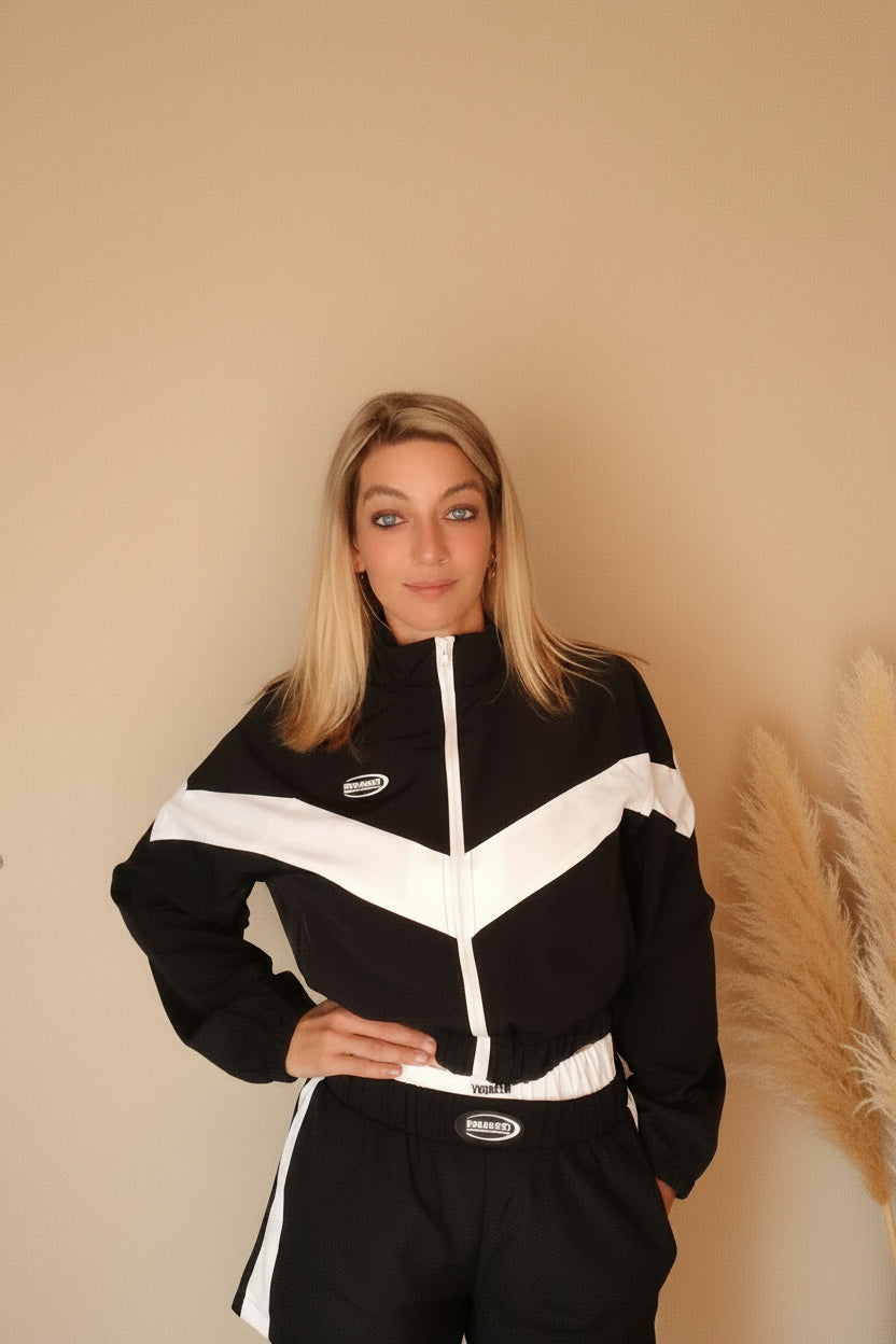 Damen Sportset Schwarz – Halbkörper lächelnd, Pampas Deko, Retro Chevron Jacke & Shorts