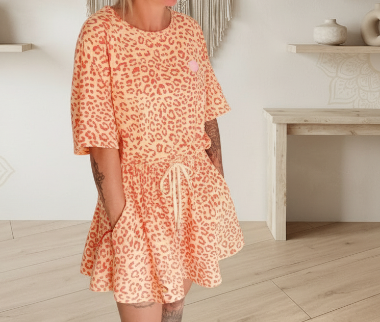 Boho-Luxe Kleid mit Pfirsich-Leopardenmuster aus weichem Stoff.