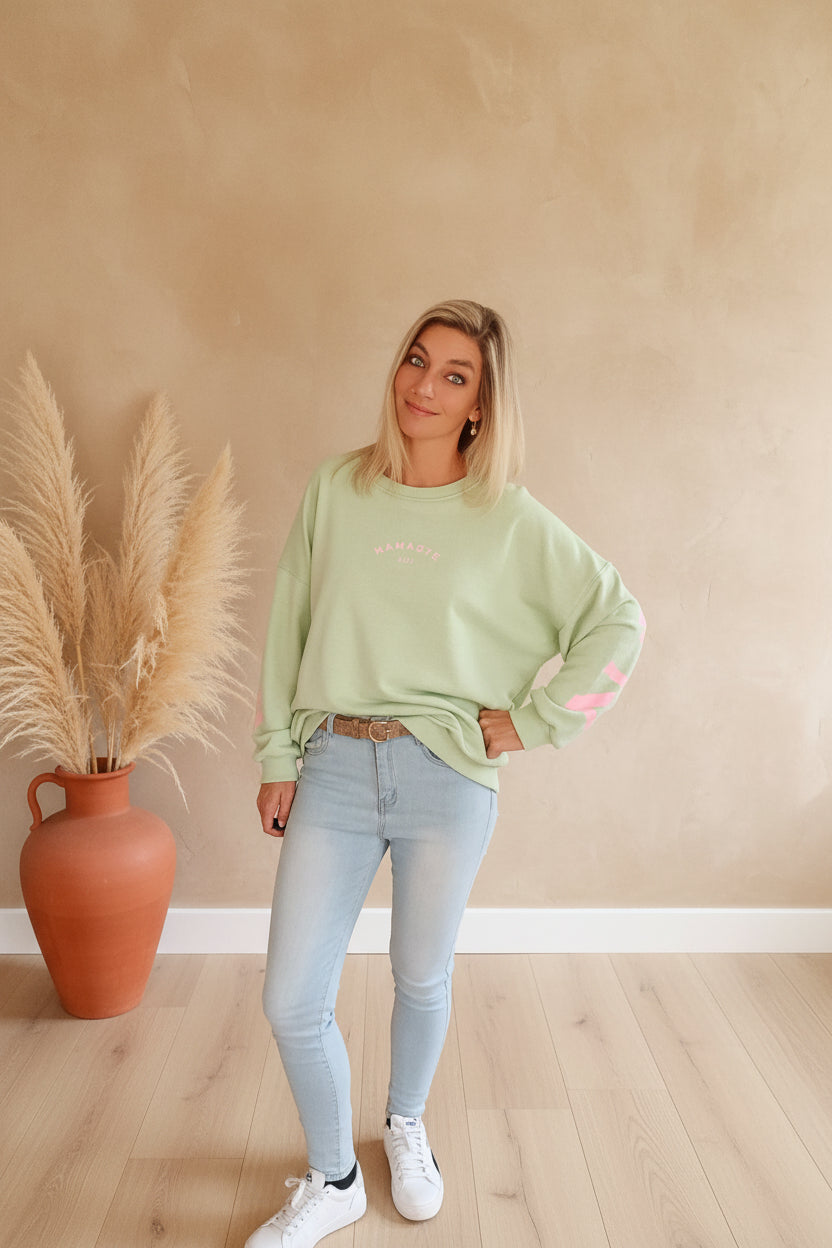 Namaste Sweater Mint Rosa Seitenansicht – Oversized Boho Pullover mit rosa Ärmelschriftzug, kombiniert mit heller Jeans