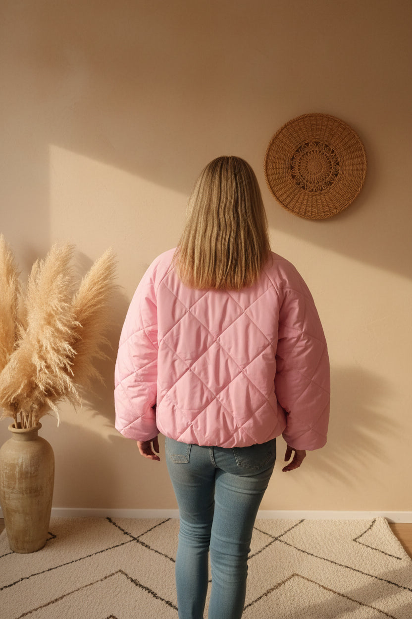 Boho-Luxe gesteppte Damenjacke in Rosa aus weichem Material, Rückansicht.