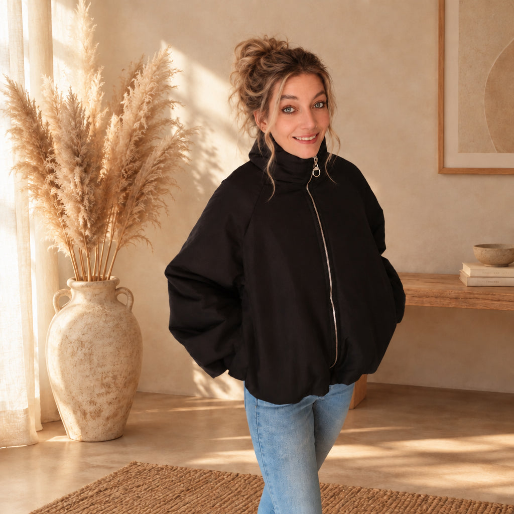 Schwarze Damenjacke mit hohem Stehkragen, schräge Frontansicht am Model