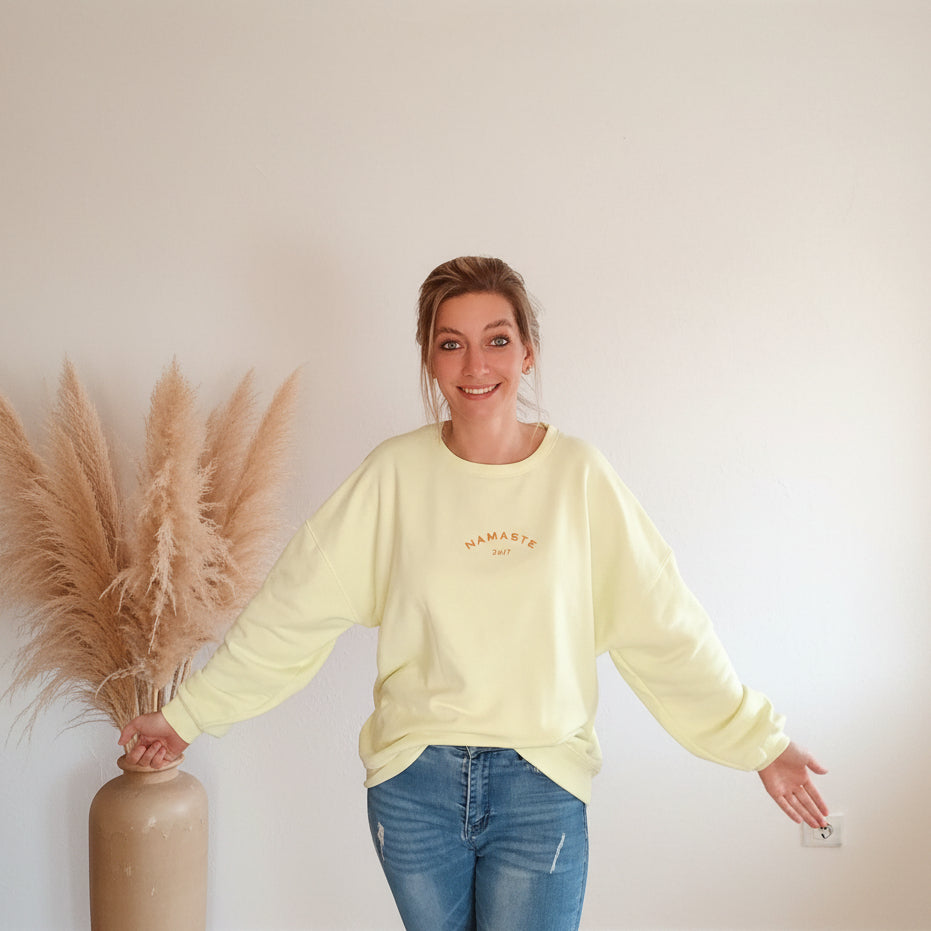 Namasté Oversize Sweatshirt Damen Pastellgelb – Lifestyle Boho Look Neonorange Ärmelprint lächelnd