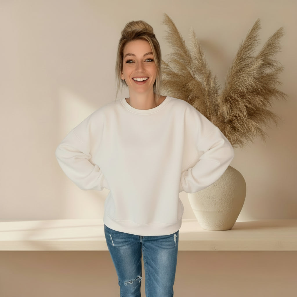Oversize Sweatshirt Damen weiß – Frontansicht, Hände in Hüften, Boho-Styling mit Pampasgras