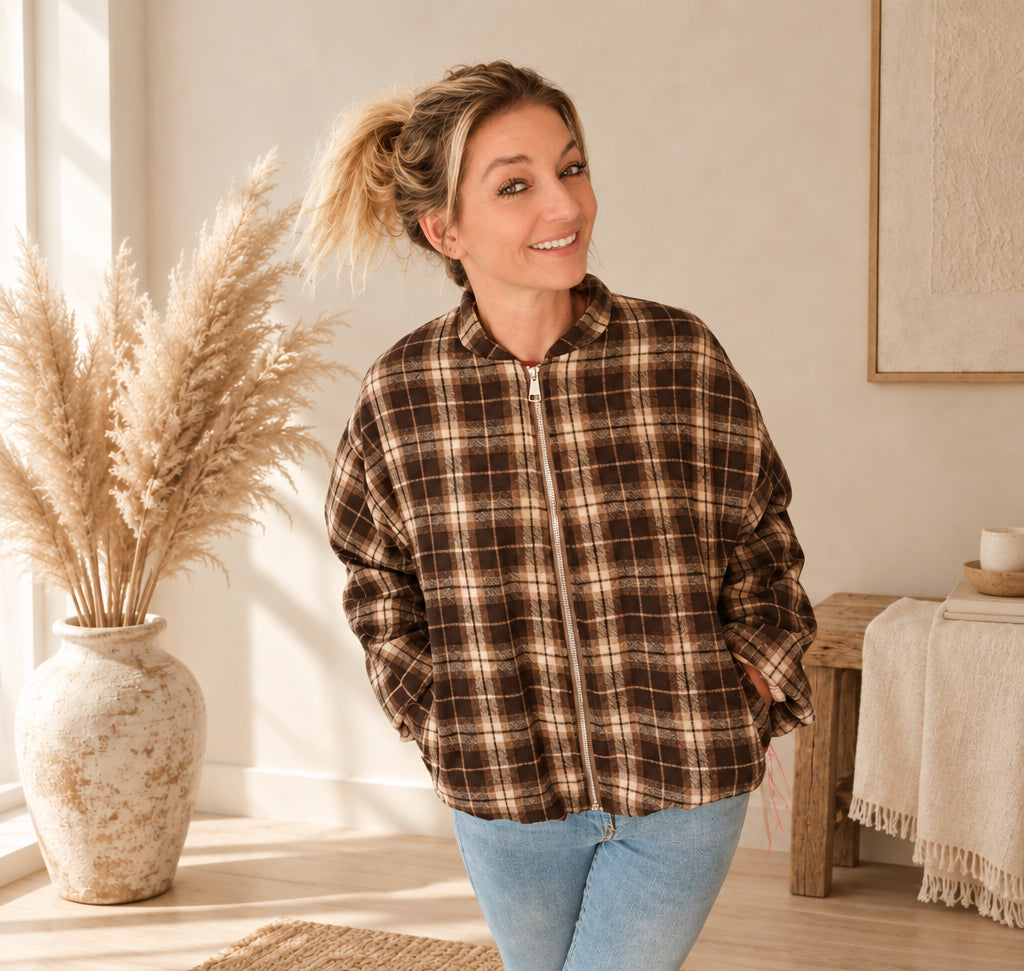 Braun-beige karierte Damenjacke mit Kragen und durchgehendem Reißverschluss, gerade Frontansicht