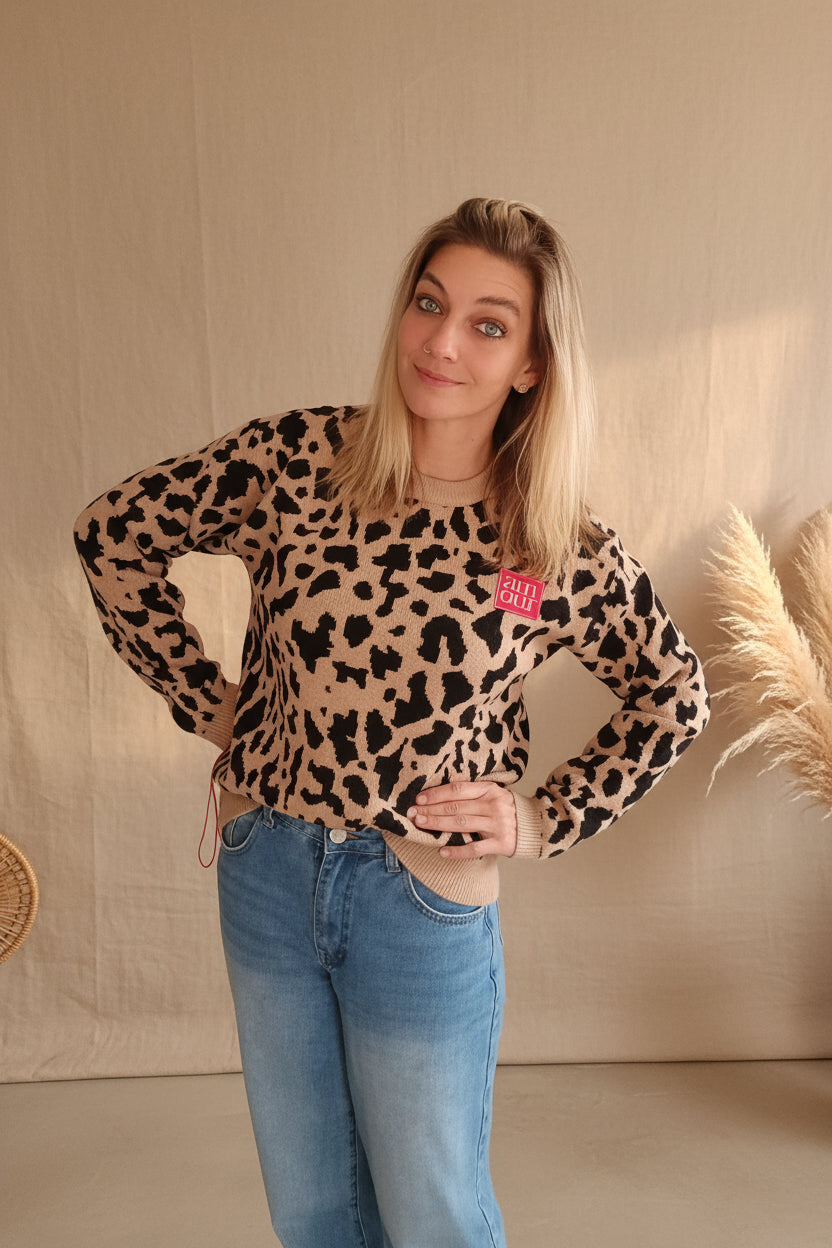 Zwillingsherz Damenpullover in Beige mit Leopardenmuster und rotem Patch, schräge Frontansicht