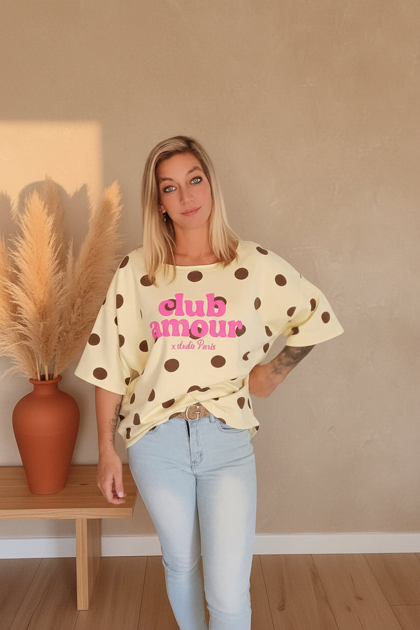 Club Amour Polka-Dot Oversize Shirt – Lifestyle Shot seitlich, Terrakotta Vase, lässiger Sommer Look