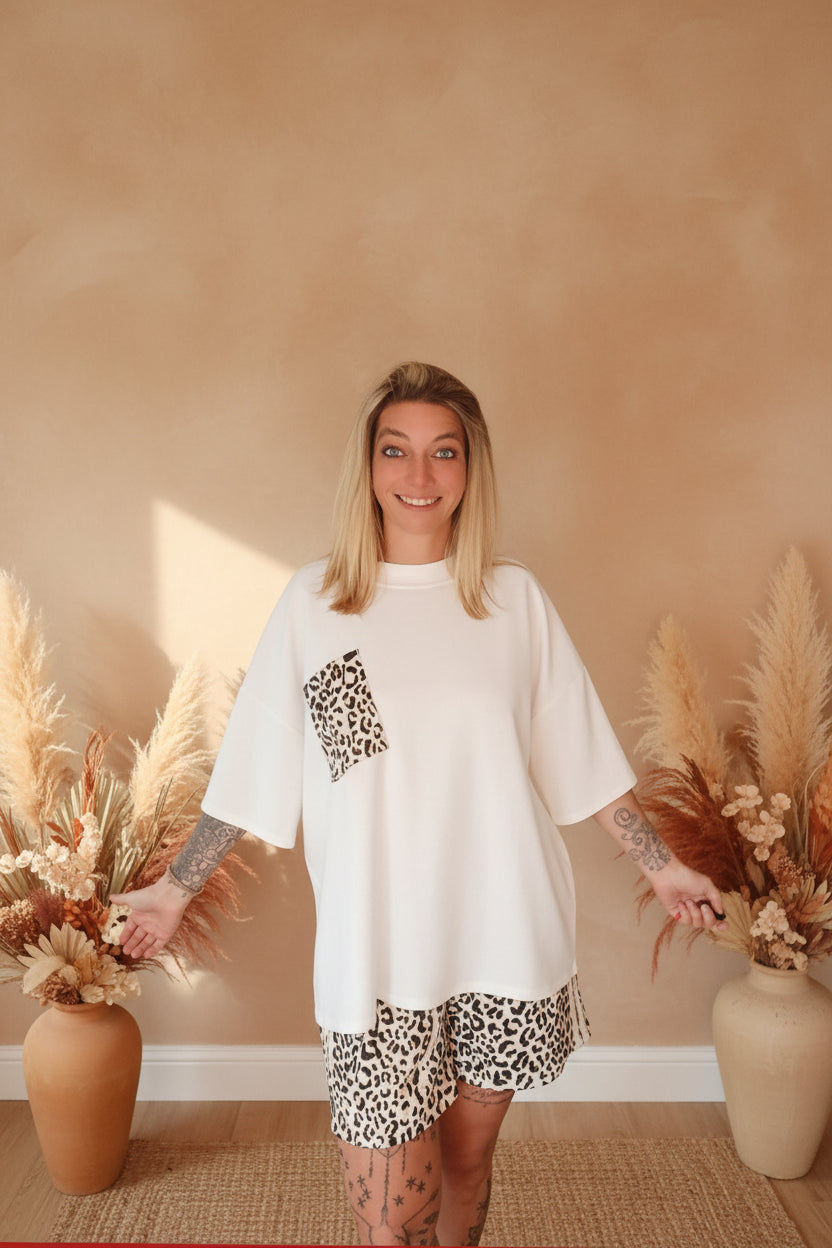 Boho-Luxe weißes Baumwoll-T-Shirt mit Leopardenmuster-Applikation.