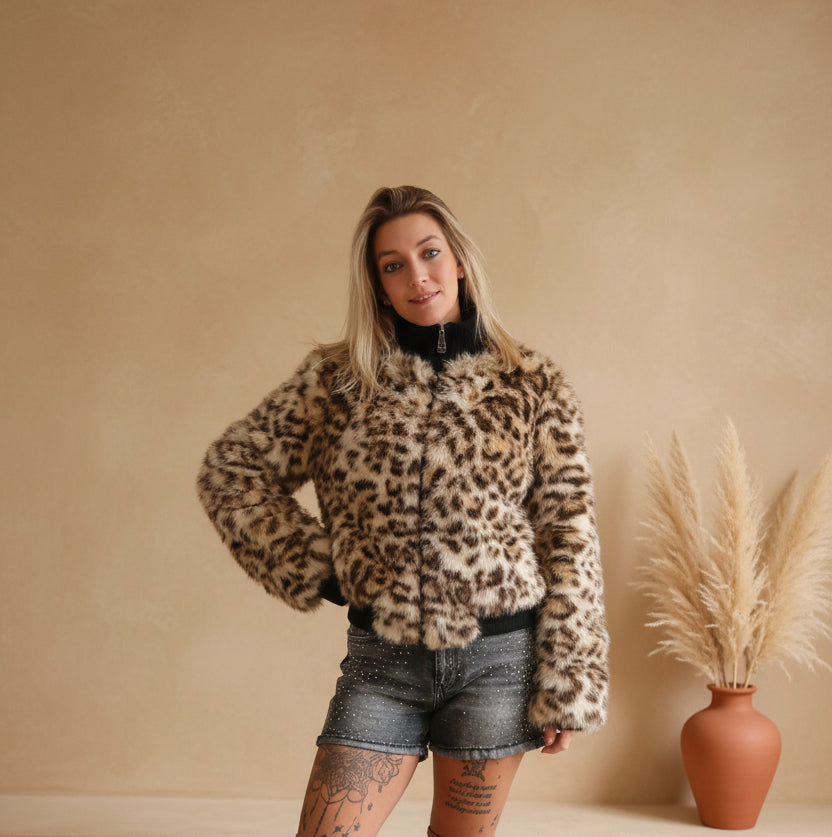 Leopard Jacke Damen schwarzer Stehkragen Hände in Hüften – Kunstfell Leo-Print selbstbewusst