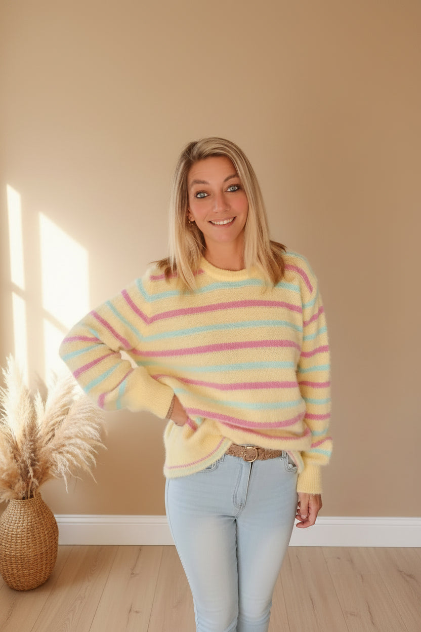 Boho-Luxe gestreifter Damenpullover aus weichem Material in Gelb, Rosa und Türkis.