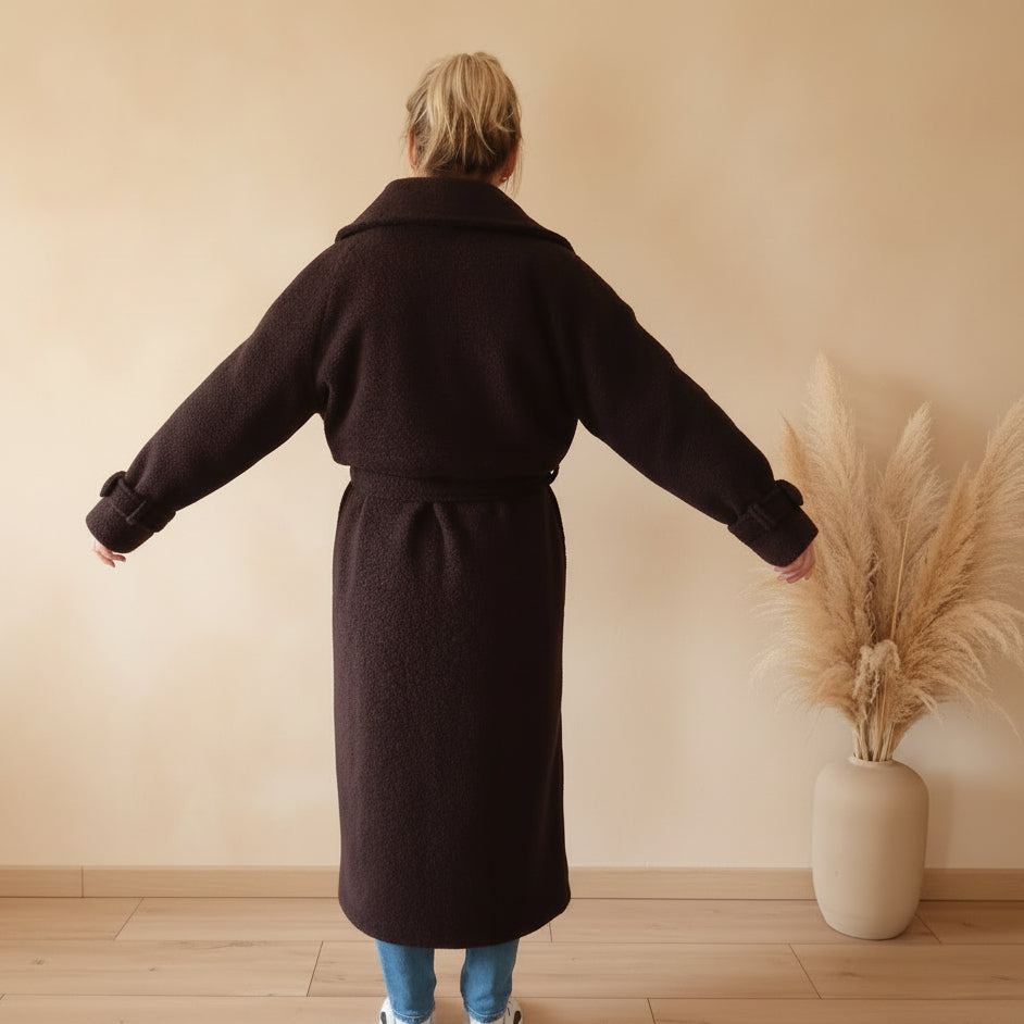 Oversize Damenmantel in Dunkelbraun mit Bindegürtel, Rückansicht am Model