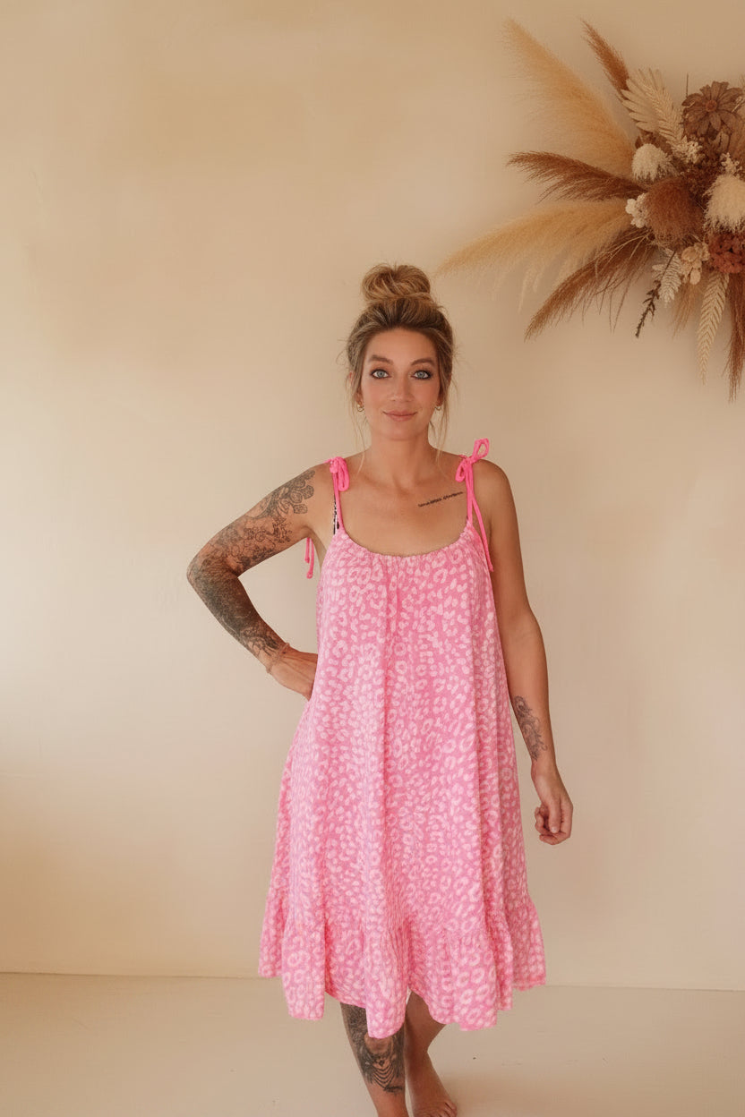Boho-Luxe rosa Sommerkleid aus leichtem Stoff mit Leopardenmuster.