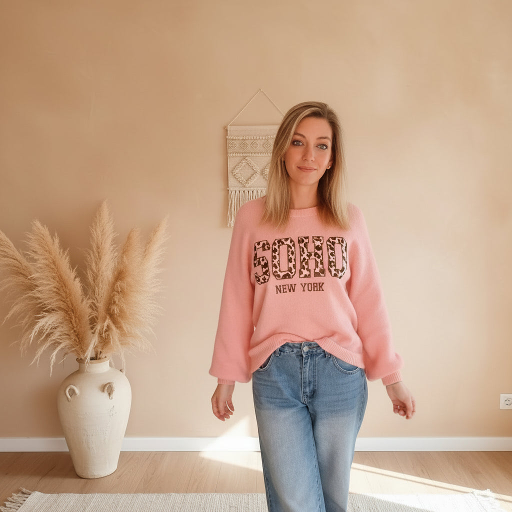 Frau im rosa Boho-Luxe Strickpullover von SK-Style & Kompetenz mit Leoprint SOHO New York Schrift