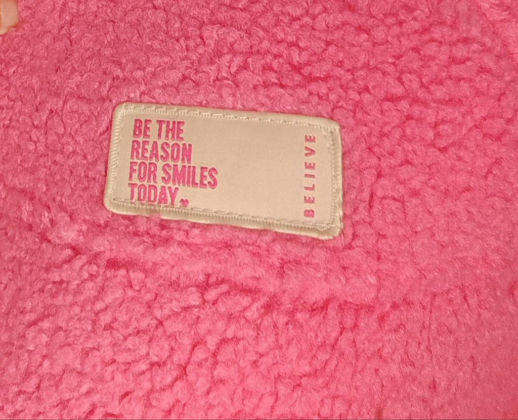 Teddyjacke Damen Pink – Detailshot Label „Be The Reason For Smiles Today"