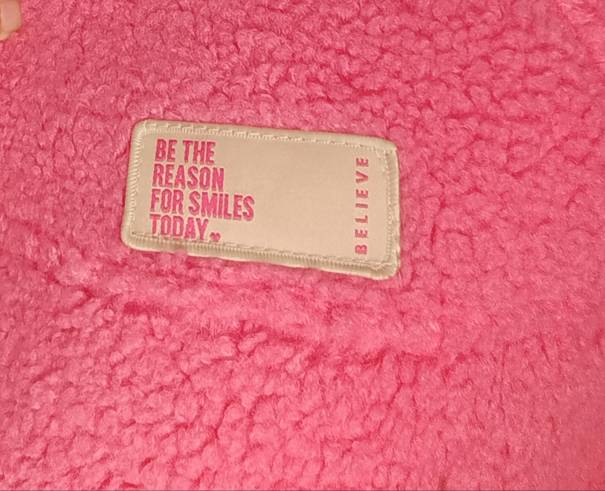 Teddyjacke Damen Pink – Detailshot Label „Be The Reason For Smiles Today"