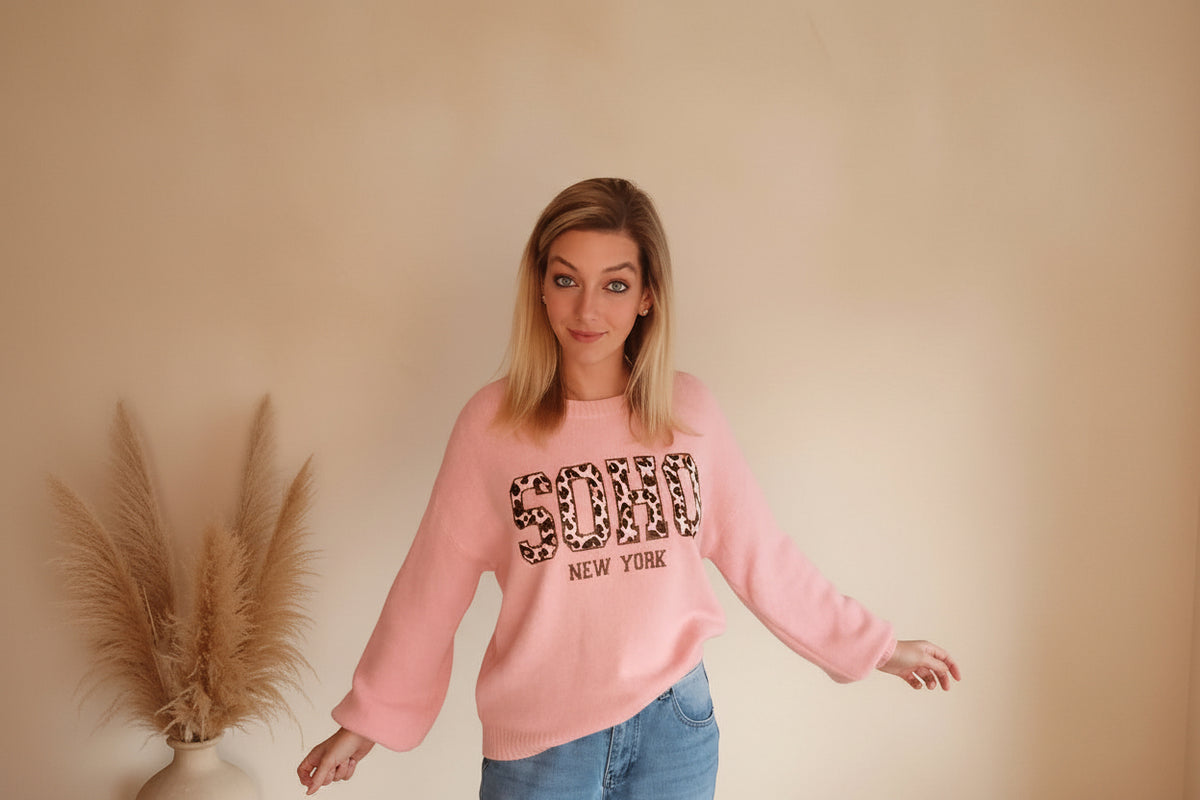 Frau in rosa Strickpullover von SK-Style & Kompetenz mit SOHO Leoprint im Boho-Luxe Stil