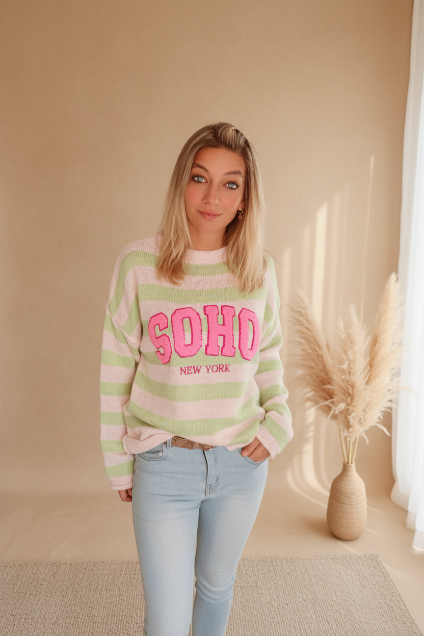 SOHO Streifenpullover Mint Weiß – Oversized Strickpullover mit SOHO New York Schriftzug, Frontansicht