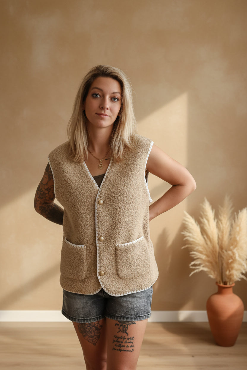 Bouclé Weste Damen Creme – Boho Luxe Gilet S/M, lässige Seitenansicht mit Jeans-Short
