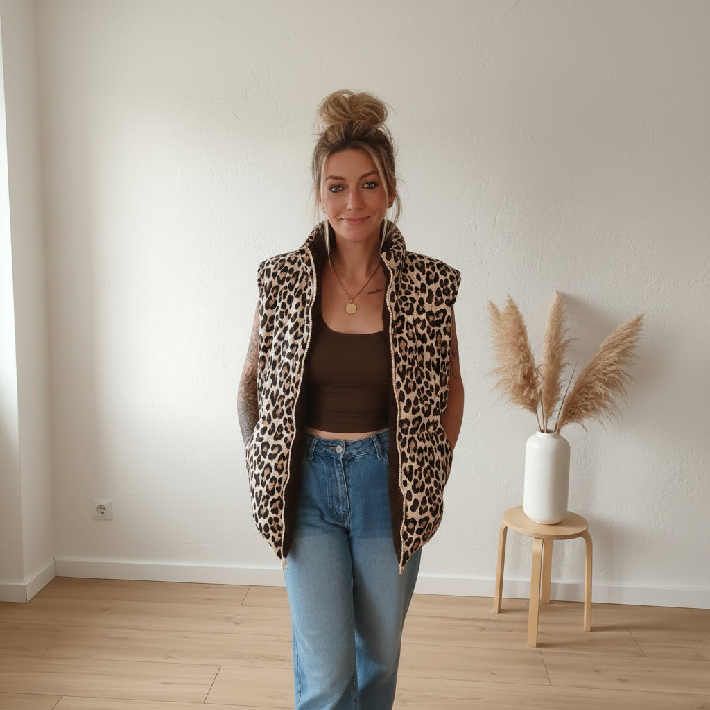 Damen-Wendeweste Leo Teddy mit Leo-Print im hellen Innenraum