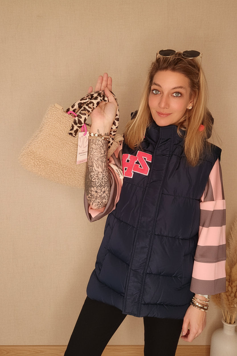 Zwillingsherz Teddy Handtasche Beige – Seitenansicht Leo-Henkel roter Herzanhänger