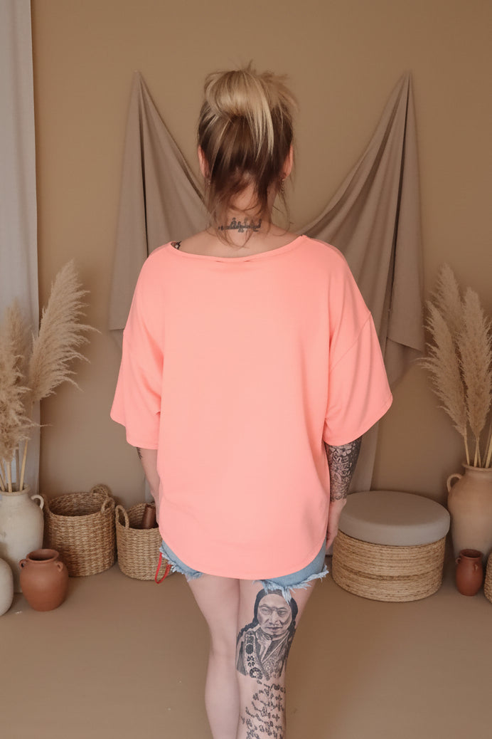 Boho-Luxe Korallenes T-Shirt aus weichem Stoff für extravagante Damenmode.