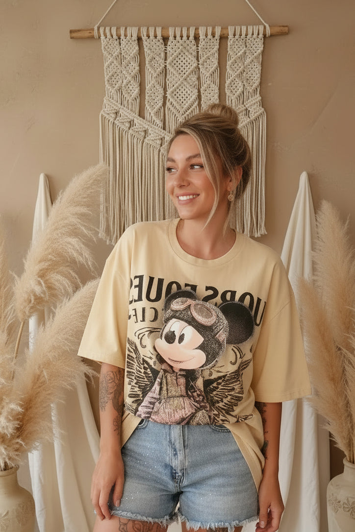 Damen Oversize T-Shirt Beige mit Mickey Pilot-Print, Makramee-Hintergrund, Boho-Luxe Style